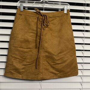 🛍️LC. Lauren Conrad Faux Suede mini skirt Size 2 excellent condition